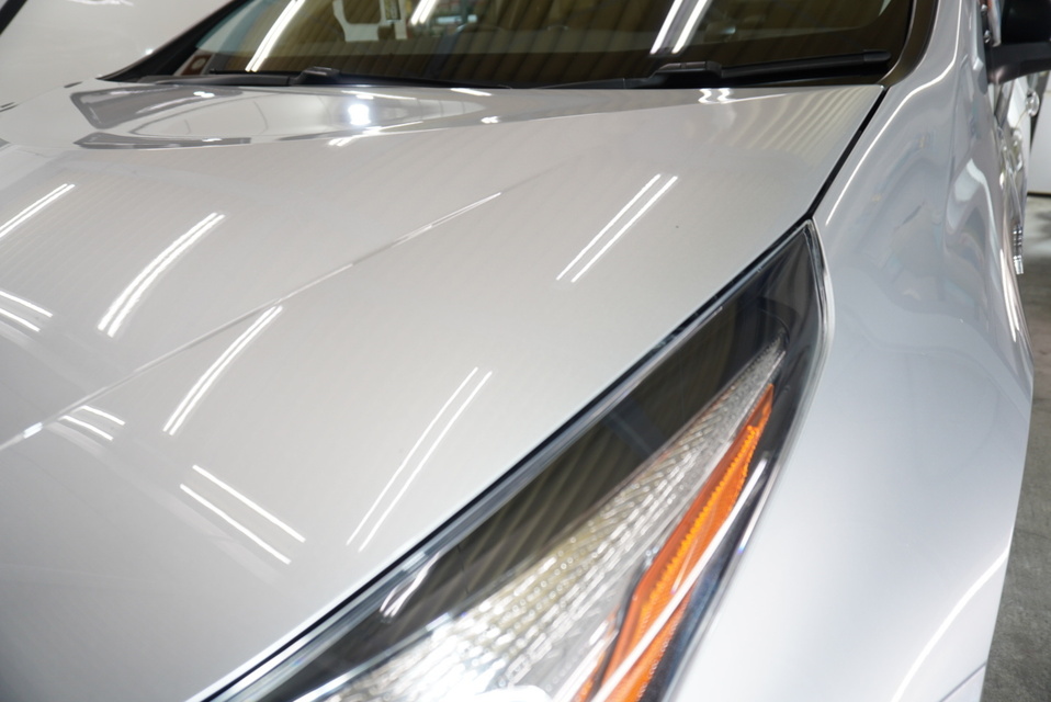 施工後　トヨタ　プリウス（グレー）フロントアップ