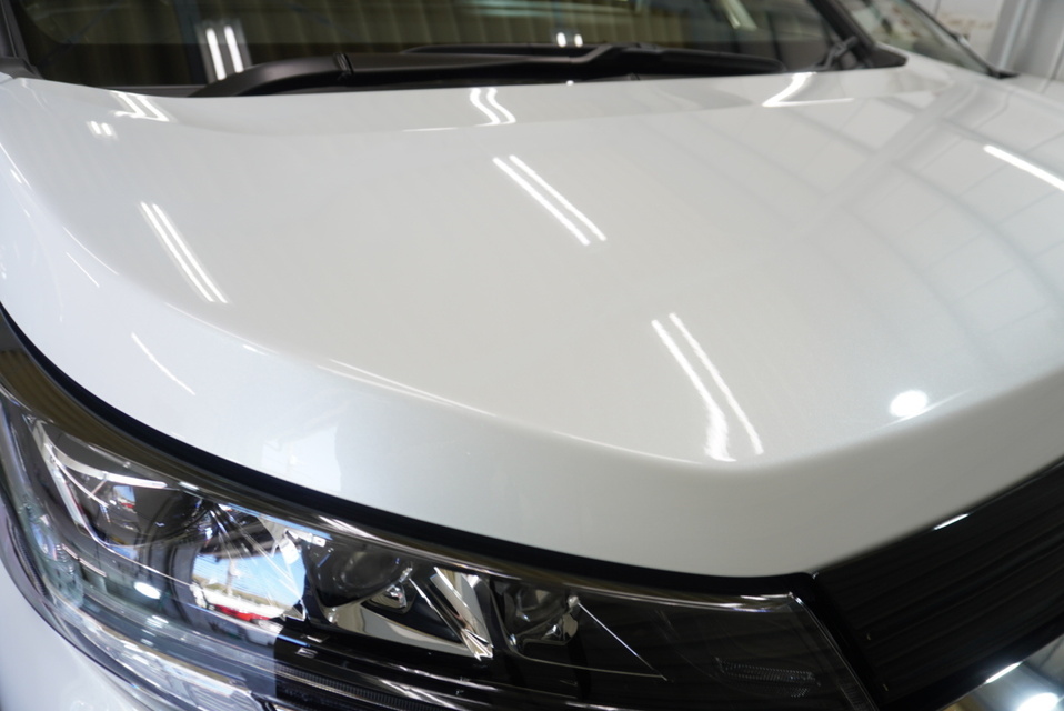 施工後　トヨタ　ノア(ホワイト）　ボンネット