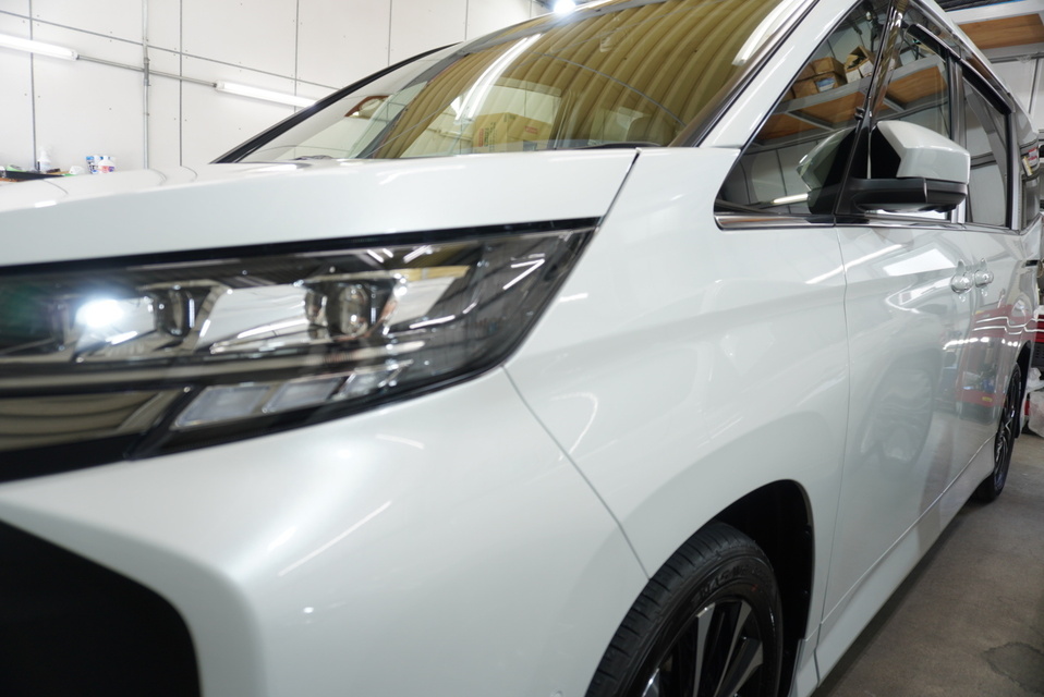 施工後　トヨタ　ノア(ホワイト）　フロントサイドアップ