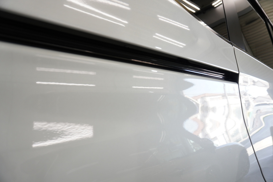 施工後　トヨタ　ノア(ホワイト）　サイドアップ