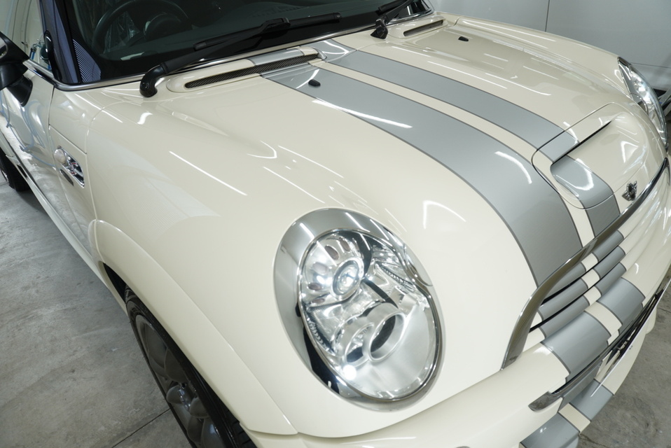 施工後　ミニ（ホワイト×シルバーライン）　　ボンネット