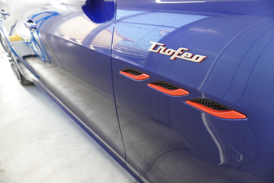 施工後　マセラティ（ブルー）　サイドアップ