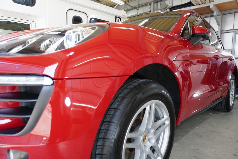 施工後　ポルシェマカン(レッド）　フロントサイドアップ