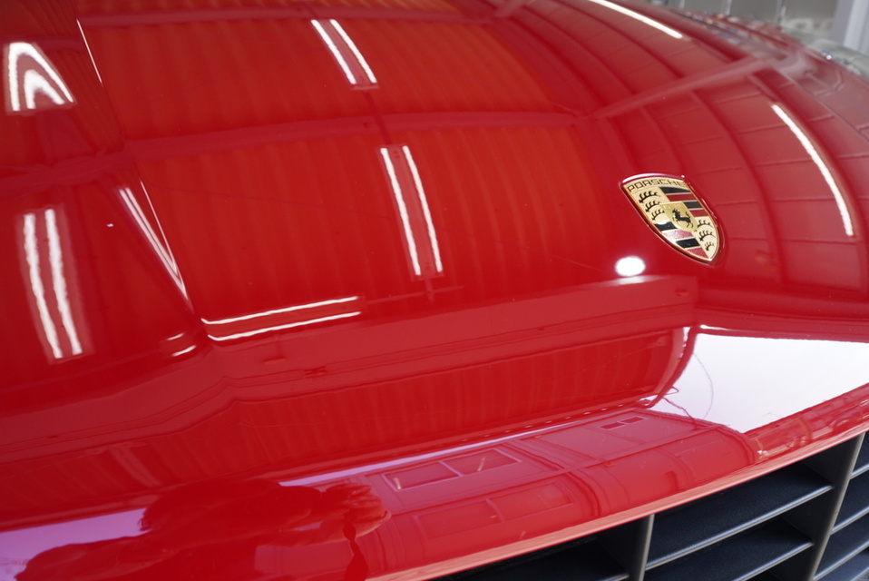 施工後　ポルシェマカン(レッド）　エンブレムアップ