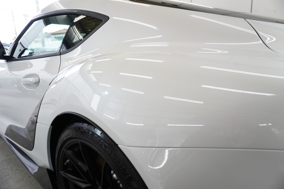 施工後　トヨタ　スープラ(ホワイト）リアサイドアップ