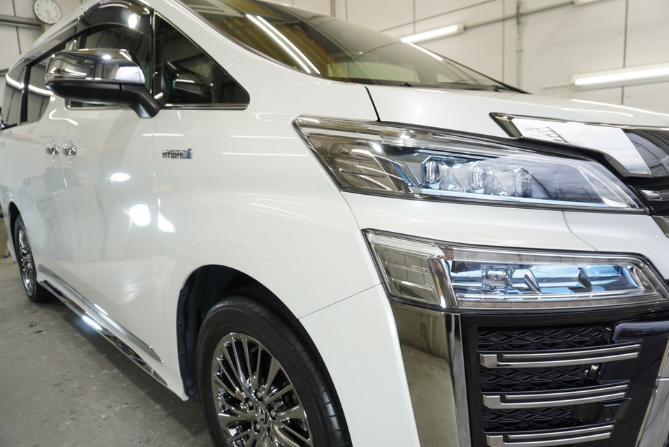 施工後　トヨタ　ヴェルファイア（ホワイト）フロントアップ