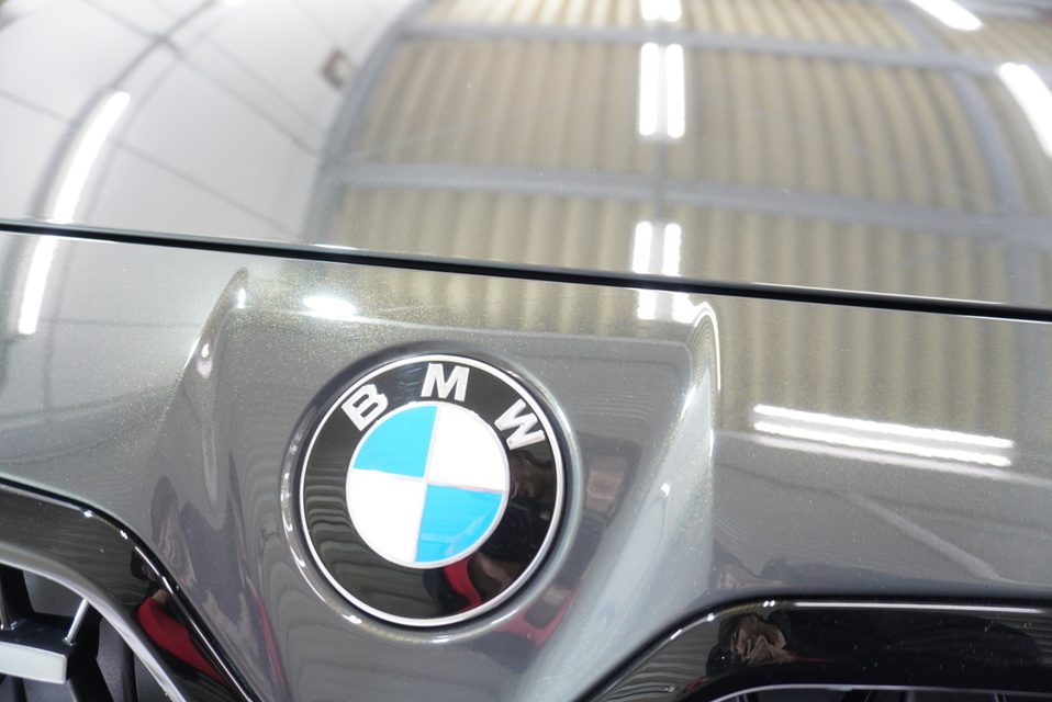施工後　BMWM440（グレー）　　エンブレムアップ