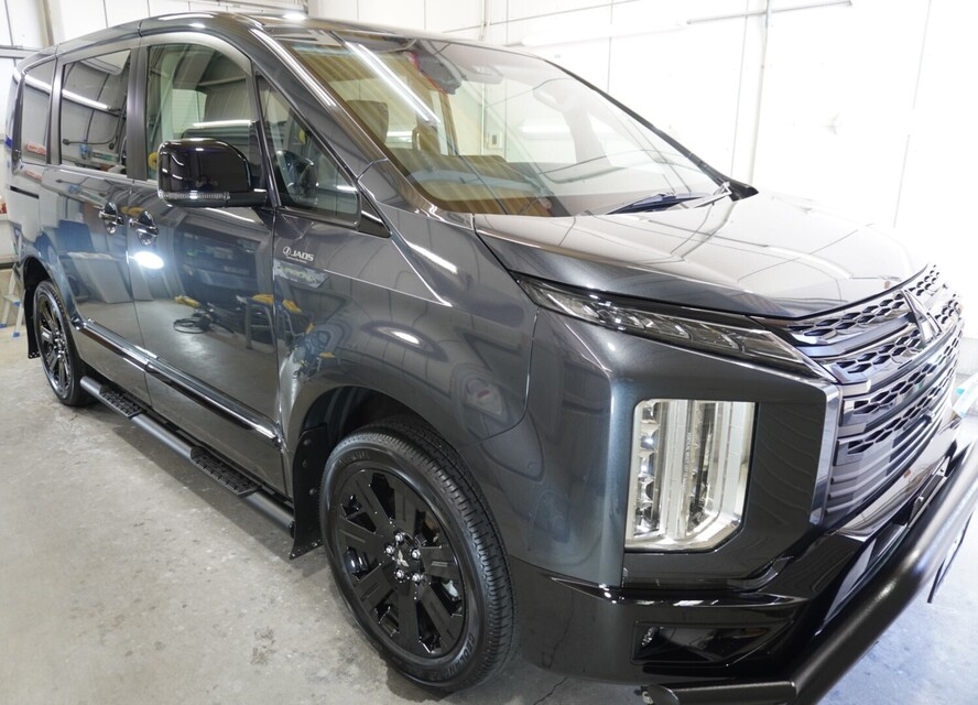 施工後　三菱デリカ(グレー）車全体（別アングル）