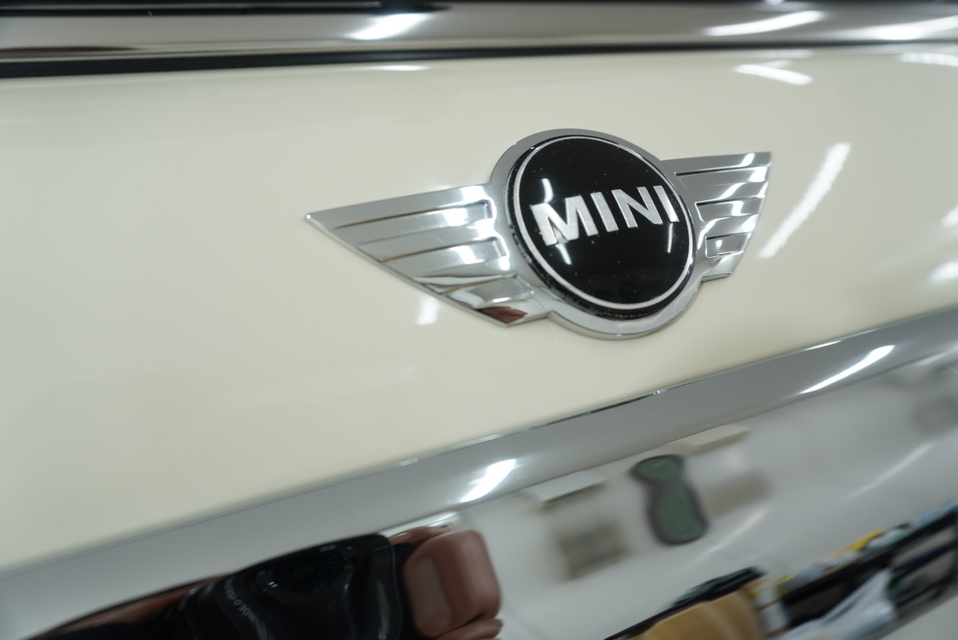 施工後　ミニクーパー（ホワイト）エンブレムアップ