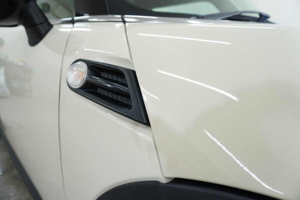 施工後　ミニクーパー（ホワイト）　フロントサイド