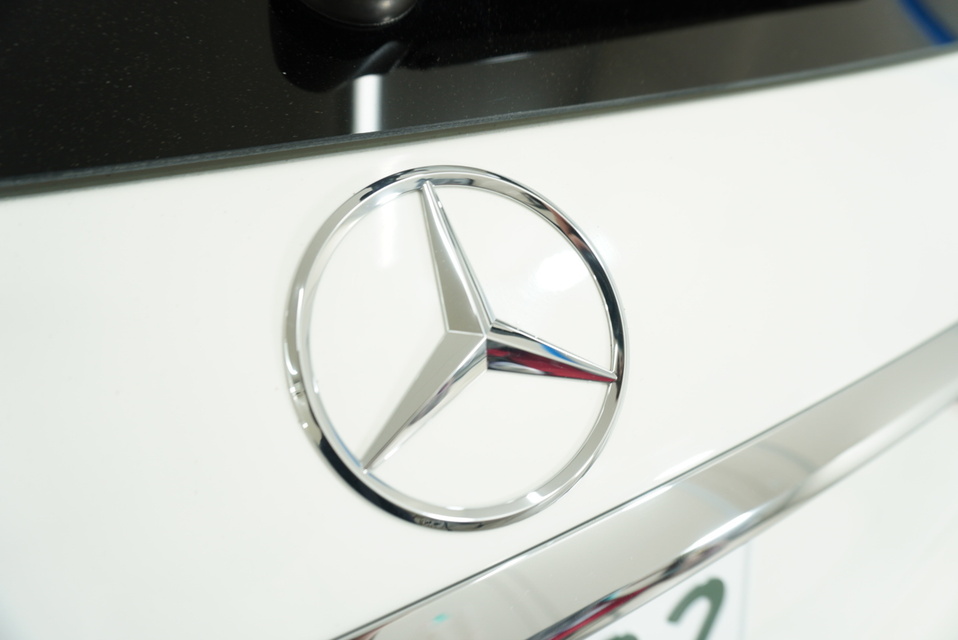 施工後　メルセデスベンツE220ｄ（ホワイト）エンブレムアップ