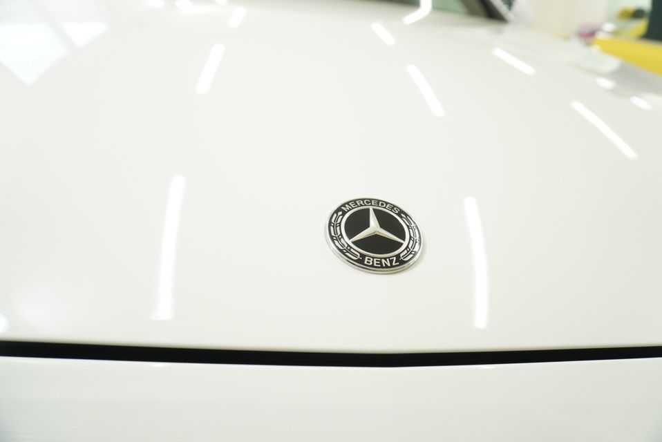 施工後　メルセデスベンツE220ｄ（ホワイト）エンブレムアップ