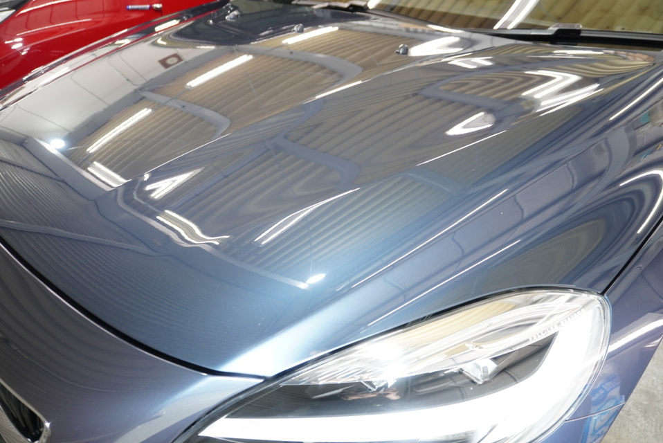 施工後　ボルボV40（ブルーグレー）　ボンネット全面