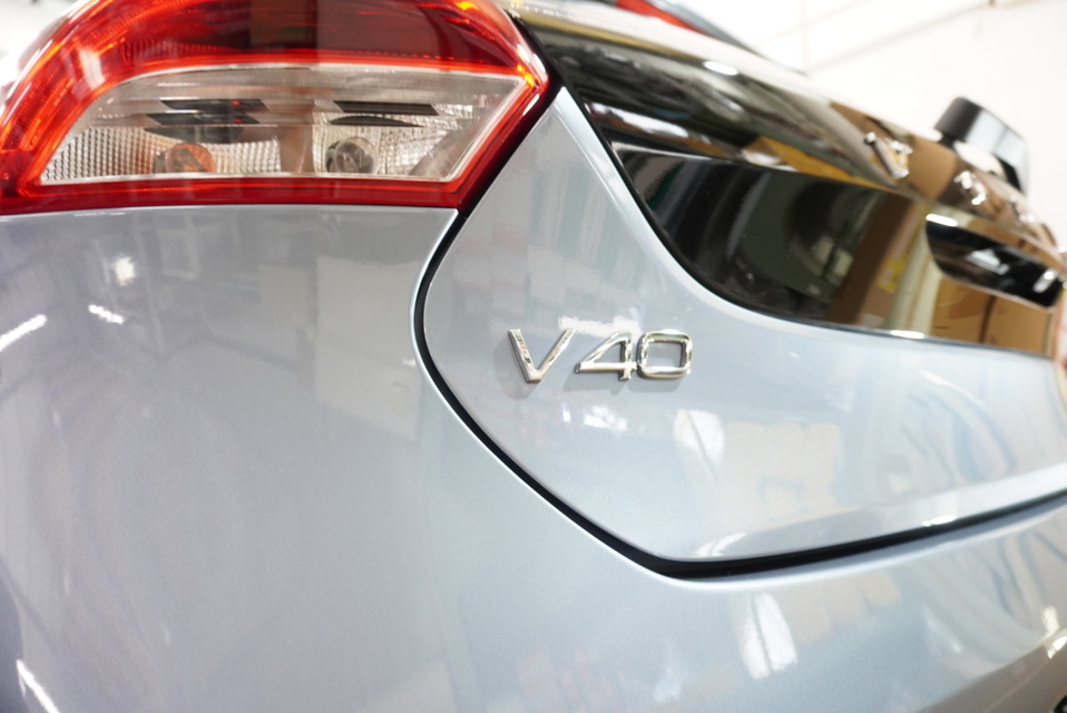 施工後　ボルボV40(グレー）　リアエンブレムアップ