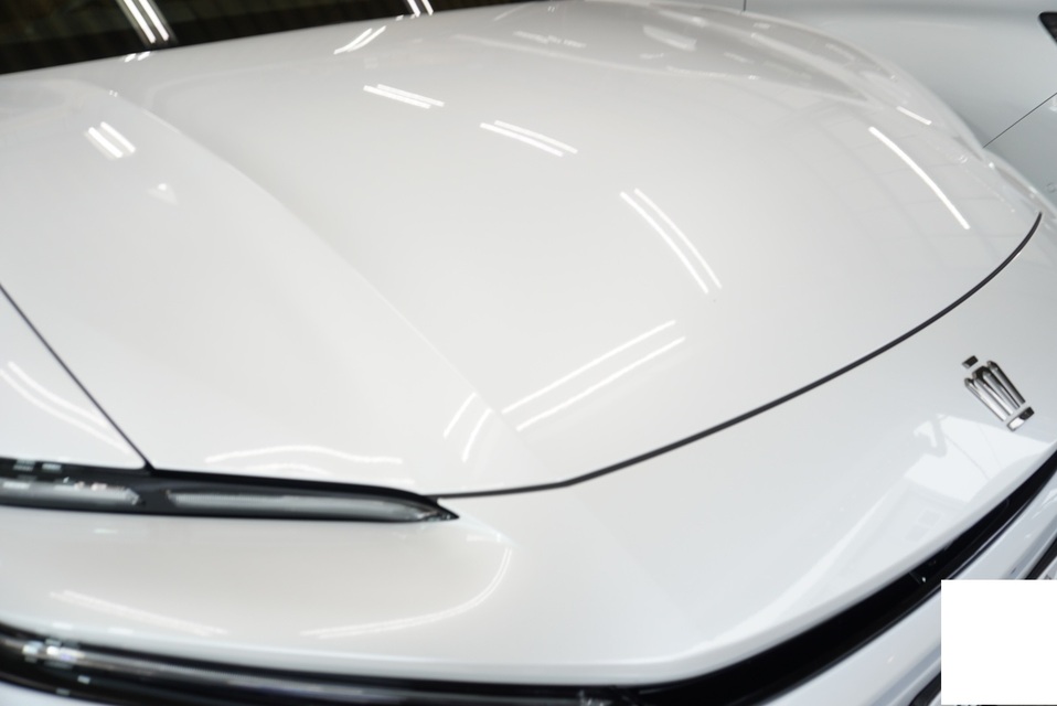 施工後　トヨタ　クラウンスポーツ新車（ホワイト）　ボンネットアップ