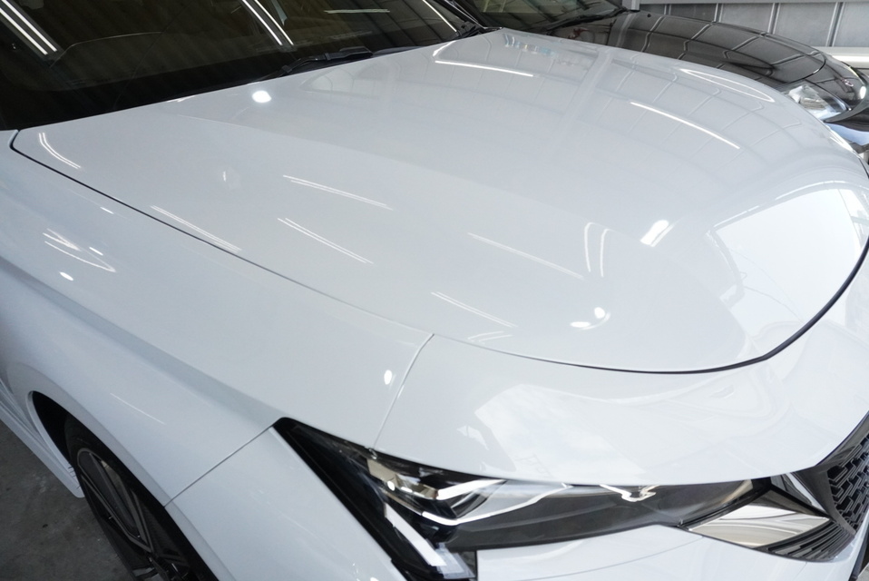 施工後　プジョー308（ホワイト）　ボンネット