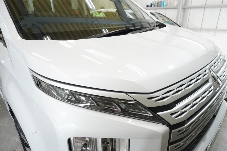 施工後　三菱デリカD5(ホワイト）　ボンネット