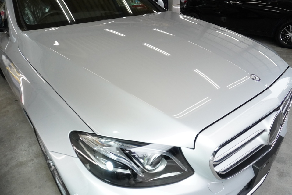 施工後　メルセデスベンツE200（グレー）　フロントアップ