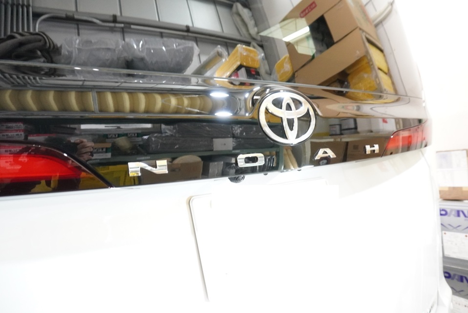 施工後　トヨタ　ノア（ホワイト）リア