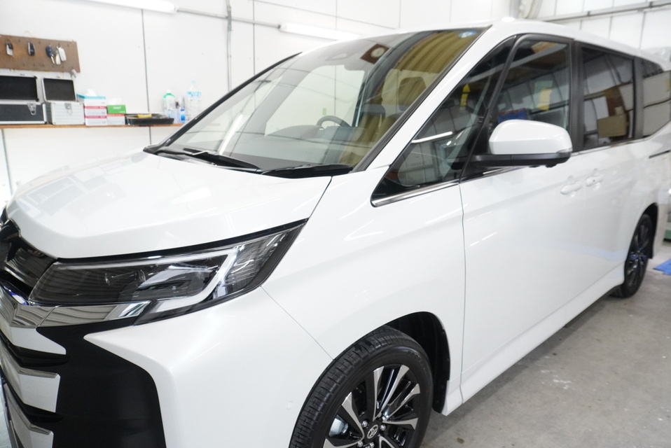 施工後　トヨタ　ノア（ホワイト）　車全体