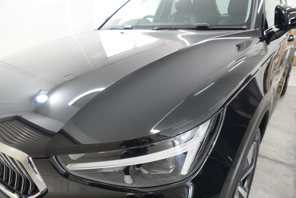 施工後　ボルボXC40(オニキスブラック）　ボンネット