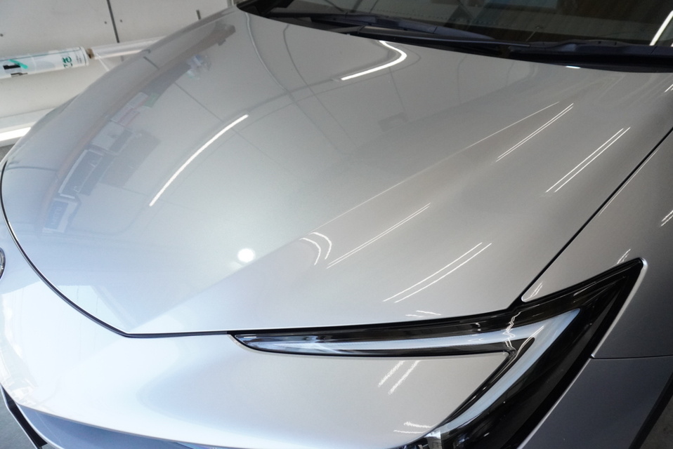 施工後　トヨタ　プリウス（グレー）　ボンネット