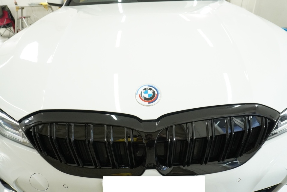 施工後　BMW320(ホワイト）ボンネットアップ