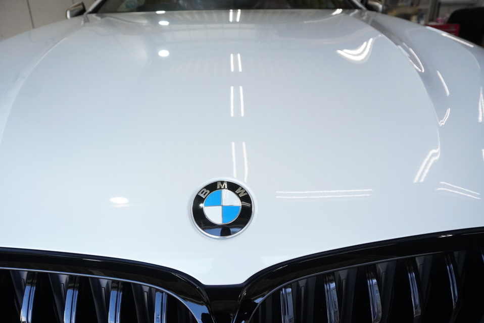 施工後　BMW850（ホワイト）　ボンネットアップ