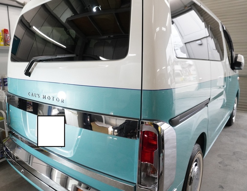 施工後　日産NV（ホワイト×水色）　　リア