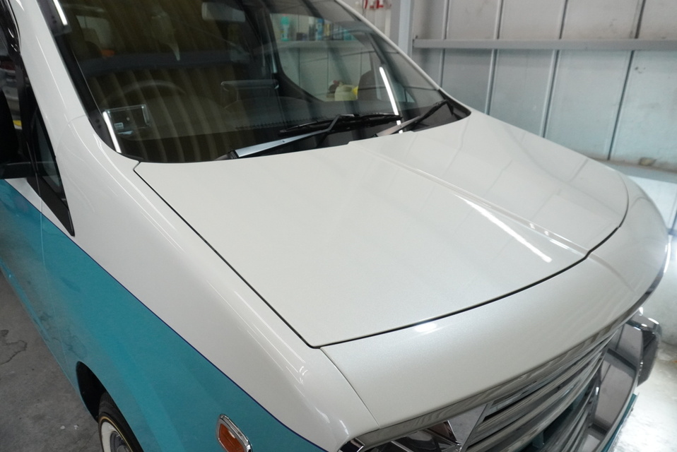 施工後　日産NV（ホワイト×水色）　　ボンネット