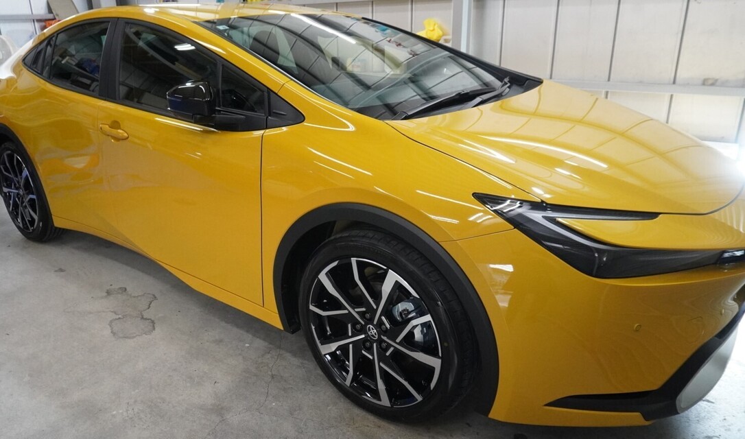 施工後　トヨタ　プリウス（マスタード）　　車全体