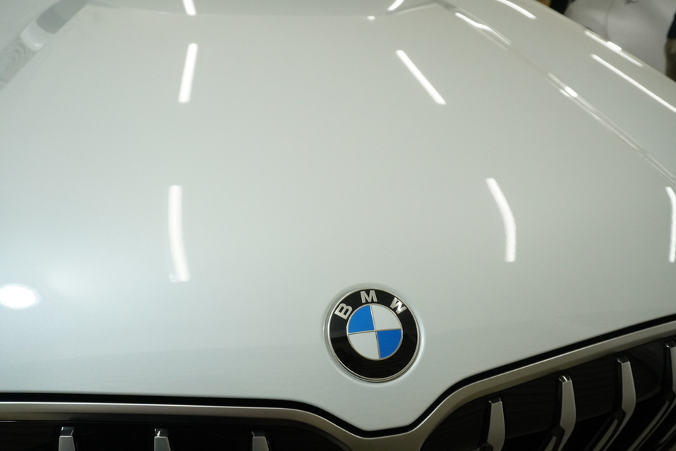 施工後　BMWX1（ホワイト）　フロントアップ