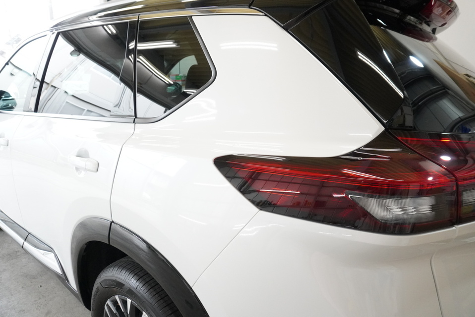 施工後　日産エクストレイル（ホワイト）　リアサイド