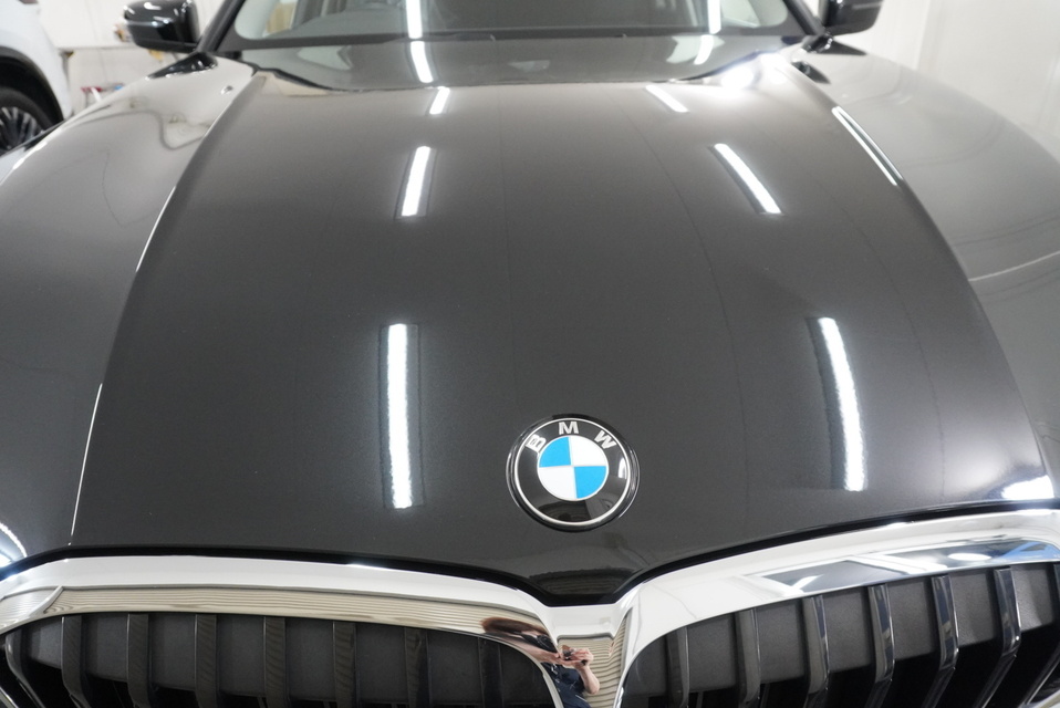 施工後　BMW318(ブラック）ボンネットアップ