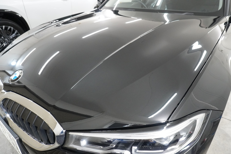 施工後　BMW318(ブラック）　ボンネット