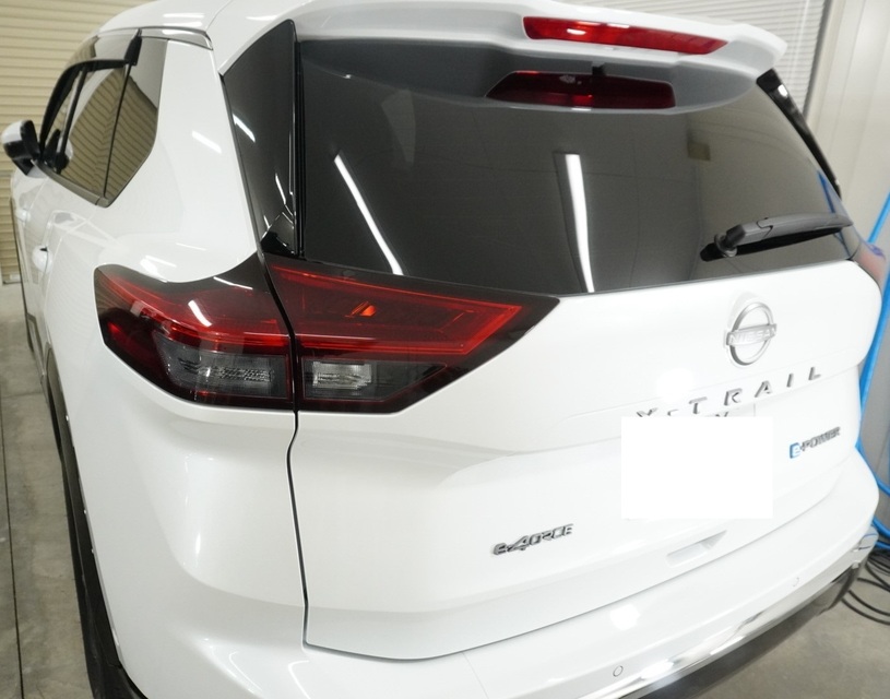 施工後　日産エクストレイル(ホワイト）　リア