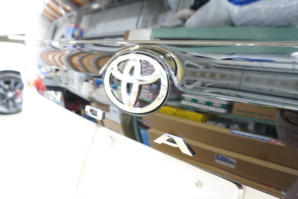 施工後　トヨタ　ノア（ホワイト）エンブレムアップ