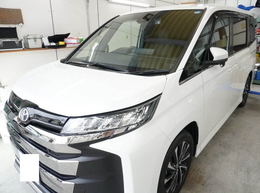 施工後　トヨタ　ノア（ホワイト）車全体