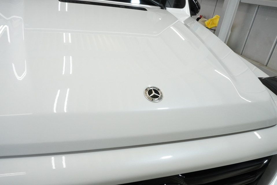 施工後　メルセデスベンツG450d（ホワイト）　ボンネットアップ