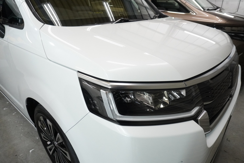 施工後　ホンダ　ステップワゴン（ホワイト）　フロントサイド