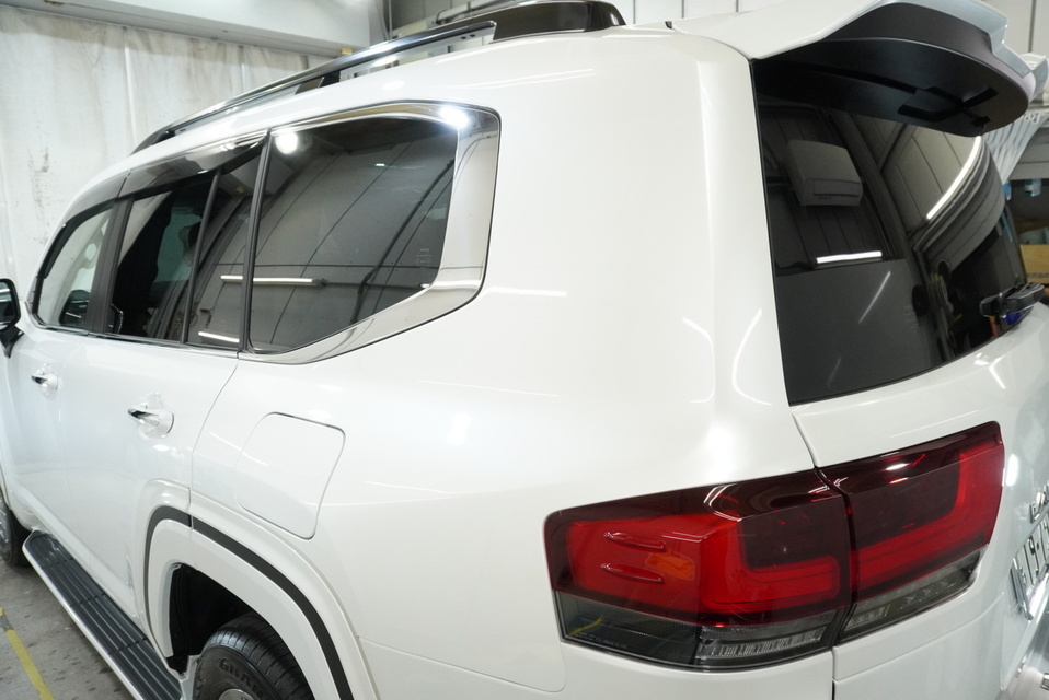 施工後　トヨタ　ランドクルーザー300（ホワイト）　リアサイド