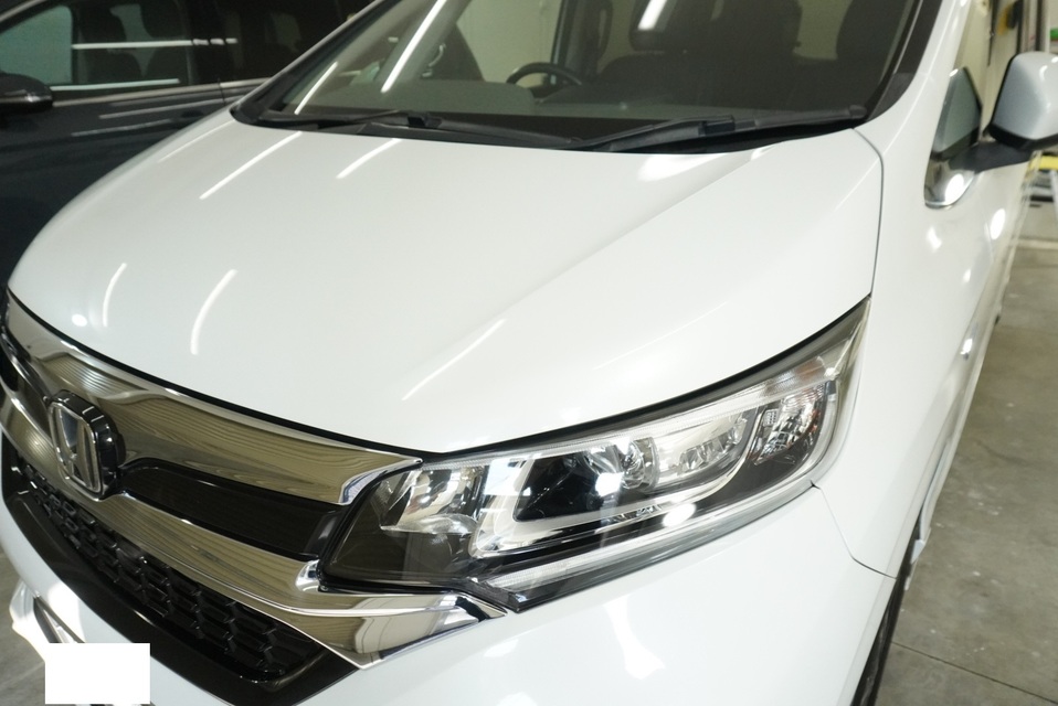 施工後　ホンダ　フリード（ホワイト）　フロント