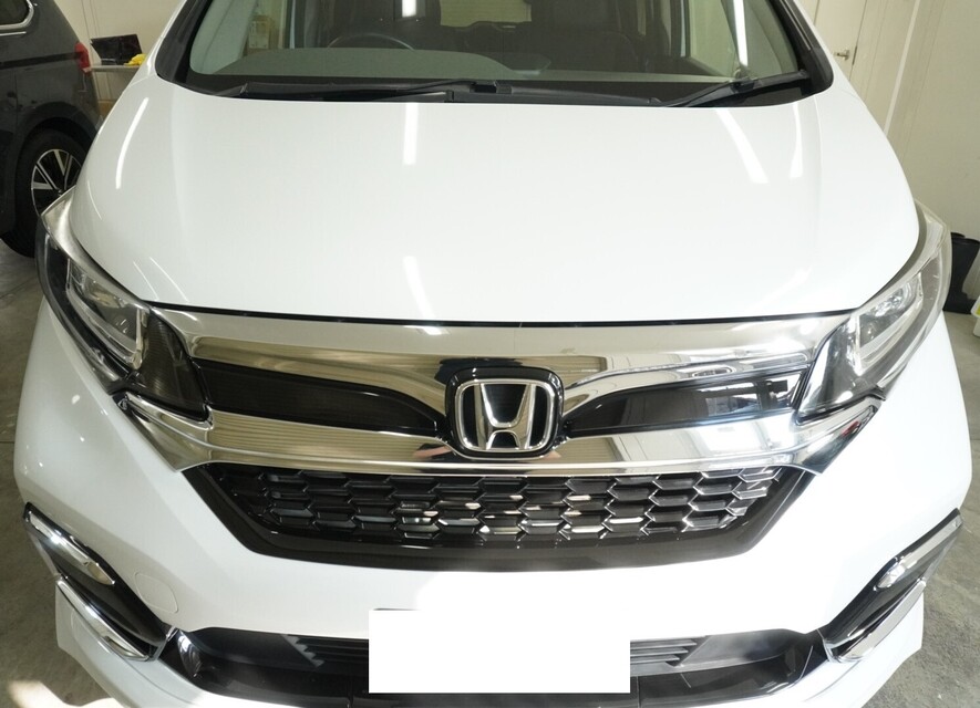 施工後　ホンダ　フリード（ホワイト）　ボンネット
