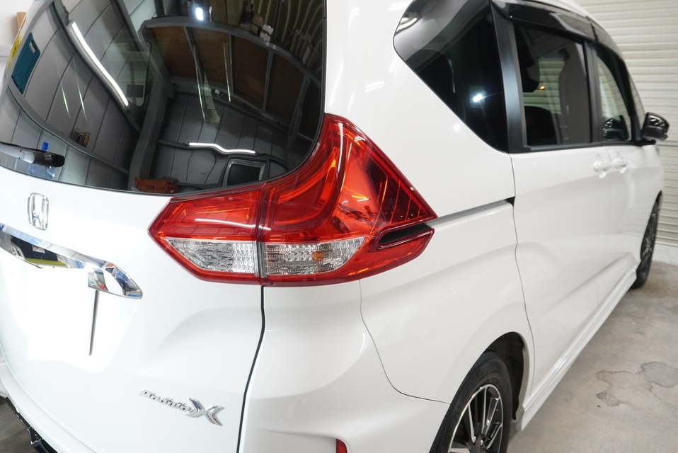施工後　ホンダ　フリード（ホワイト）　リアサイド