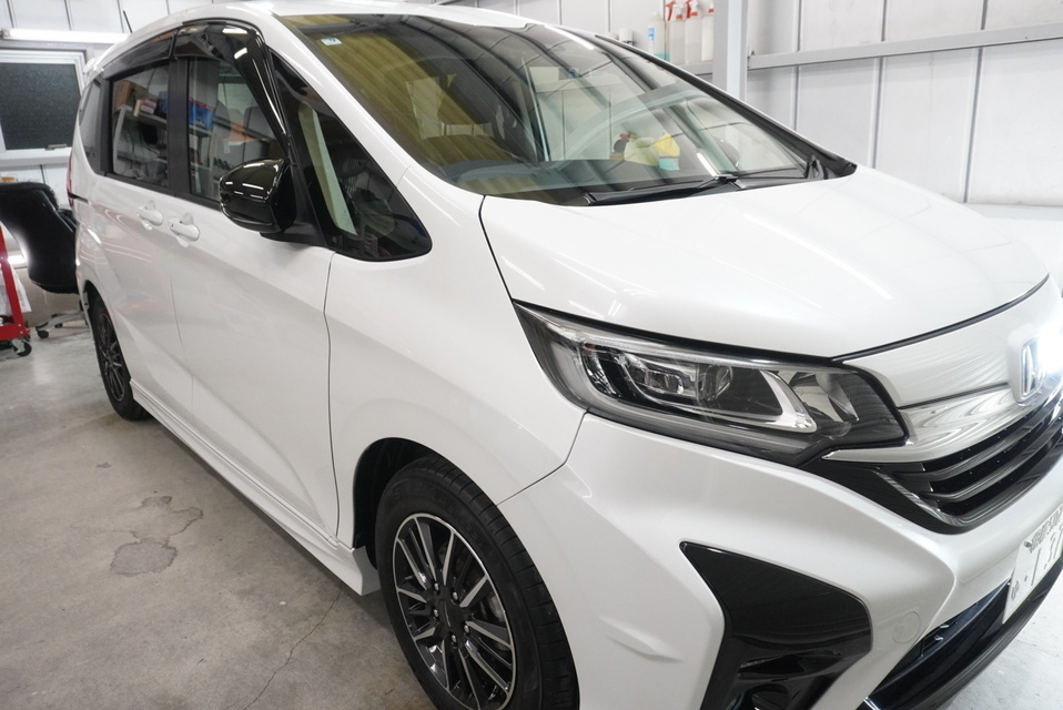 施工後　ホンダ　フリード（ホワイト）　車全体